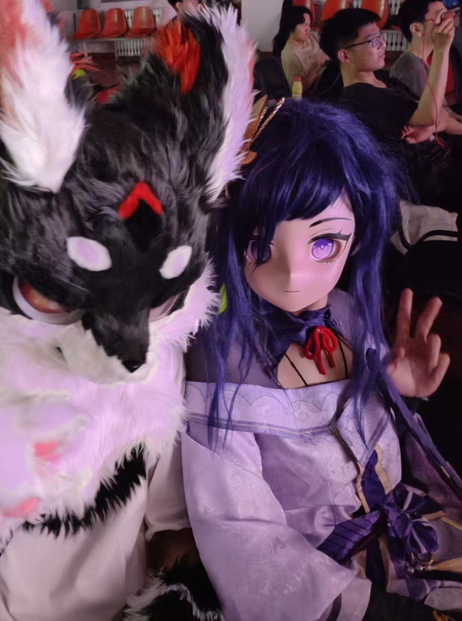 Shanjie Luan on the right in a Raiden Shogun cosplay costume